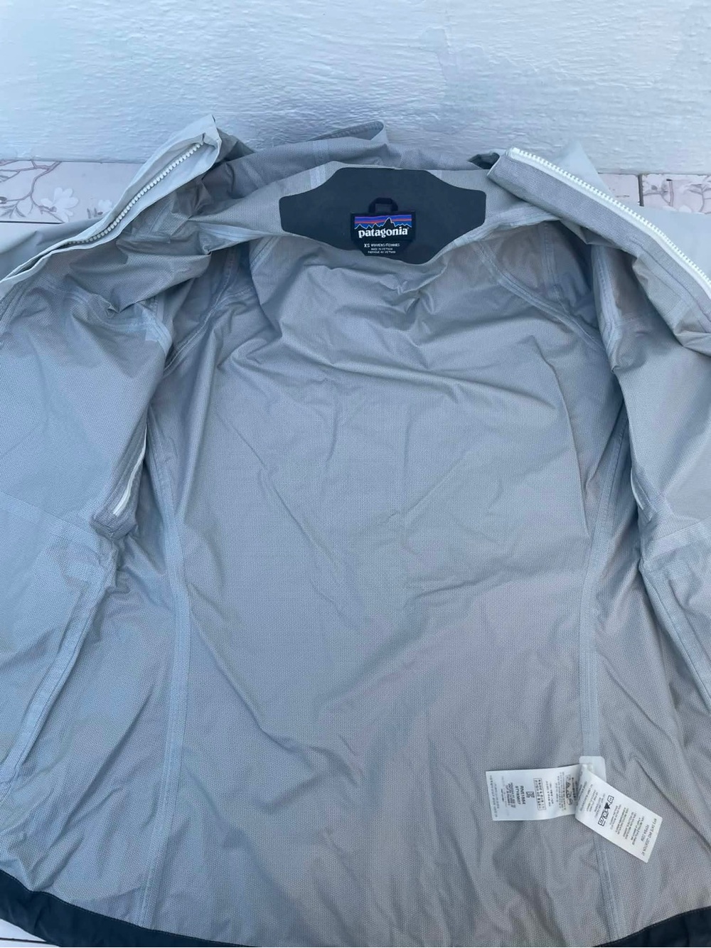 Patagonia Women's Light Gray Hooded Utility Jacket - Picture 6 of 16